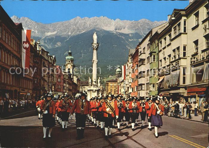 Innsbruck Olympiastadt Maria Theresien Strasse gegen Nordkette Stadtmusikkapelle