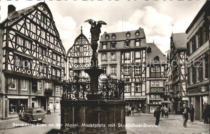 Bernkastel-Kues Marktplatz St Michael Brunnen Fachwerkhaeuser