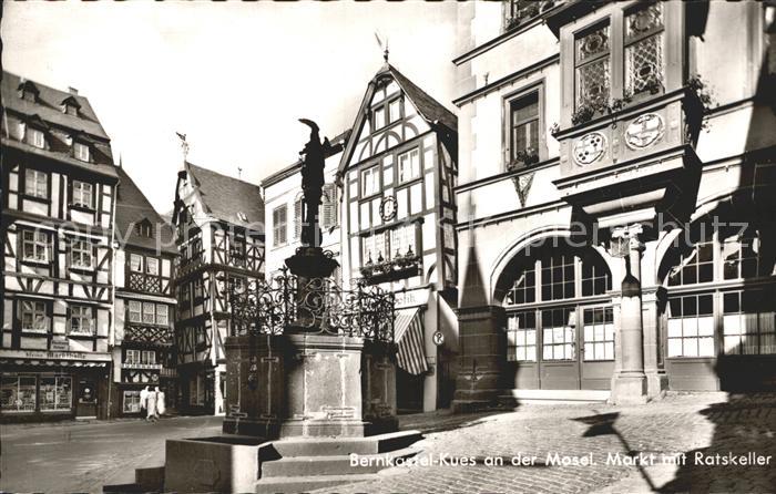BERNKASTEL-KUES Berncastel Rheinland-Pfalz Marktplatz St Michael Brunnen Fachwer