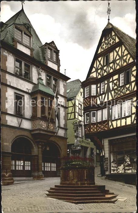 BERNKASTEL-KUES Berncastel Rheinland-Pfalz Rathaus St Michael Brunnen Fachwerkha