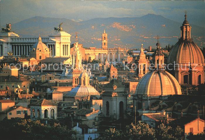 Rom Roma Blick von der Engelsburg ueber die Kuppeln der Stadt Vatikan Abendsonne