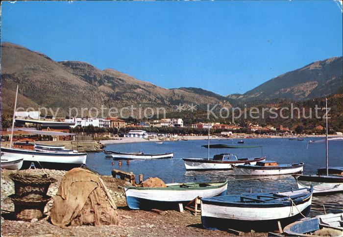 Sapri Strand mit Fischerbooten