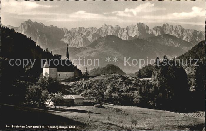Achental Am Streichen Kirchenpartie mit Kaisergebirge