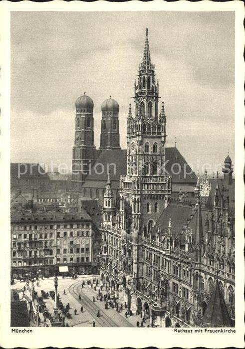 Muenchen Bayern Rathaus und Frauenkirche