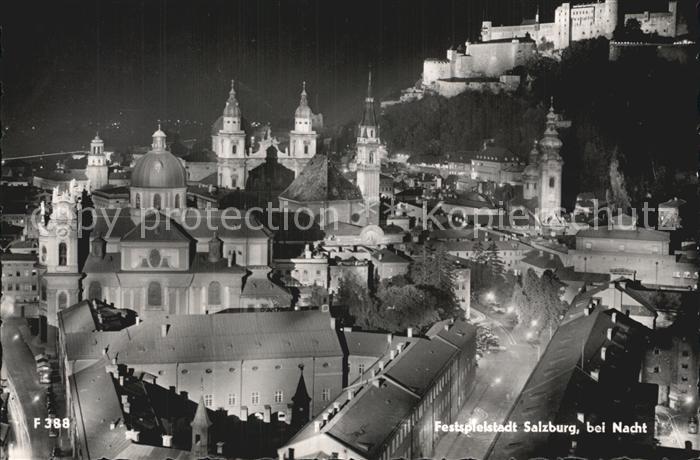 Salzburg Oesterreich Festspielstadt bei Nacht