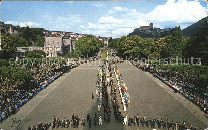 Lourdes Hautes Pyrenees Processionsur l'esplanade devant la Basilique