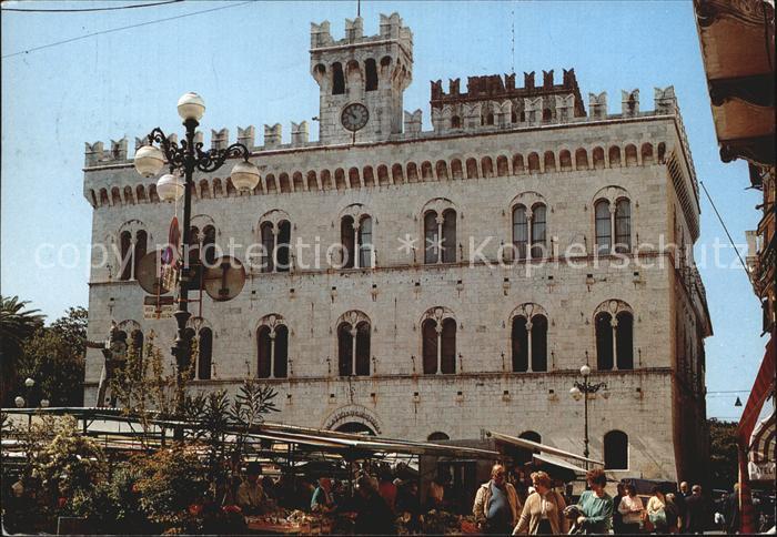 Chiavari Palazzo di giustizia con il caratteristico mercato