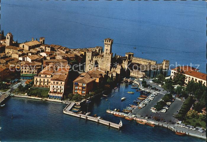 Sirmione Lago di Garda Fliegeraufnahme mit Hafen