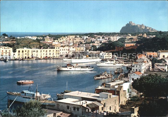 Ischia Porto con vaporetti e panfili
