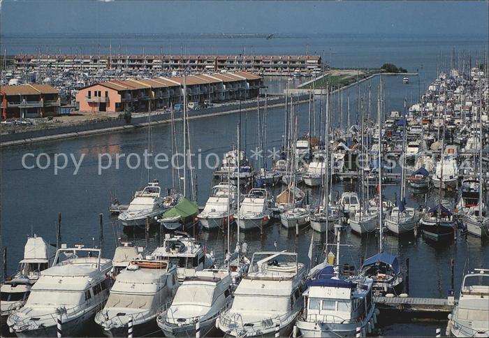 Motorboote Aprilia Marittima La Darsena Hafenbecke