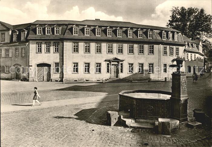 Weimar Thueringen Goethehaus am Frauenplan mit Brunnen