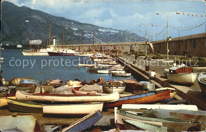 Menton Alpes Maritimes Port au fond Frontiere et l'Italie
