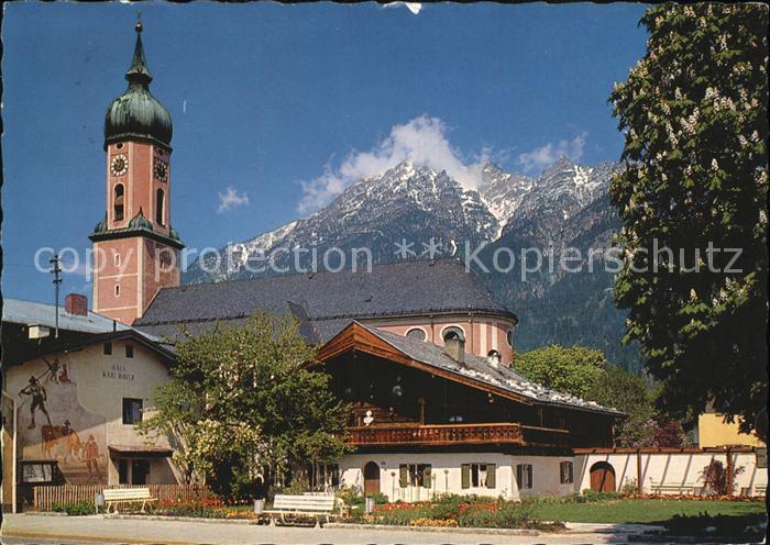 GARMISCH-PARTENKIRCHEN Bayern Ortspartie bei der Kirche gegen Kramer Ammergauer