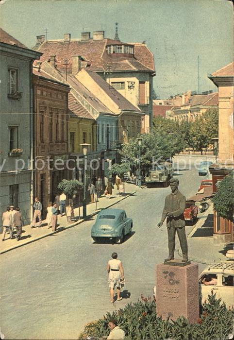 Veszprem Strassenpartie mit Jozsef Attila Standbild Statue