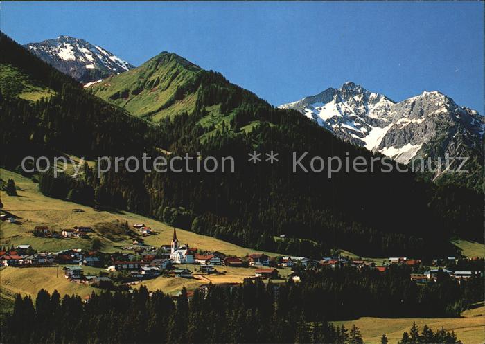 Riezlern Kleinwalsertal Vorarlberg Panorama mit Hammerspitze Elferkopf Zwoeflerk