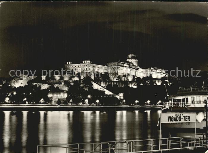 Budapest Die Burg  Schiff Anlegestelle