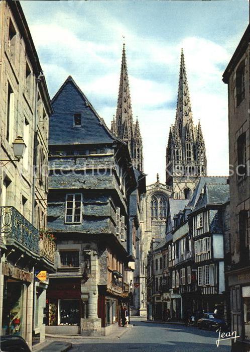 Quimper La rue Kereon et ses vieilles maisons au fond les fleches de la cathedra