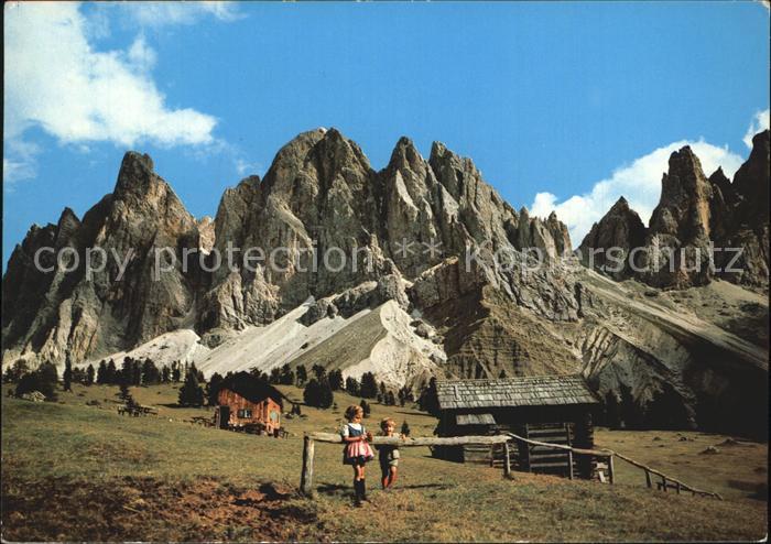 Suedtirol Gschnagenhartalm mit Geisslerspitzen Villnoesstal Malga