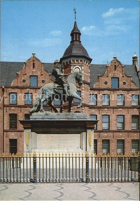 Duesseldorf Altes Rathaus mit Jan-Wellem-Denkmal