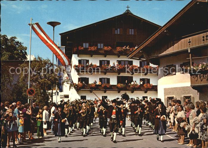 Kirchberg Tirol Kirchberger Musikkapelle vor Gasthof Belchwirt
