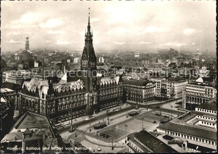 HAMBURG CITY Rathaus und Michel Blick vom Petriturm