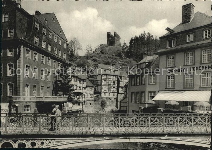 Monschau Montjoie NRW Blick auf den Haller Burgruine Kurhotel Fachwerkhaeuser