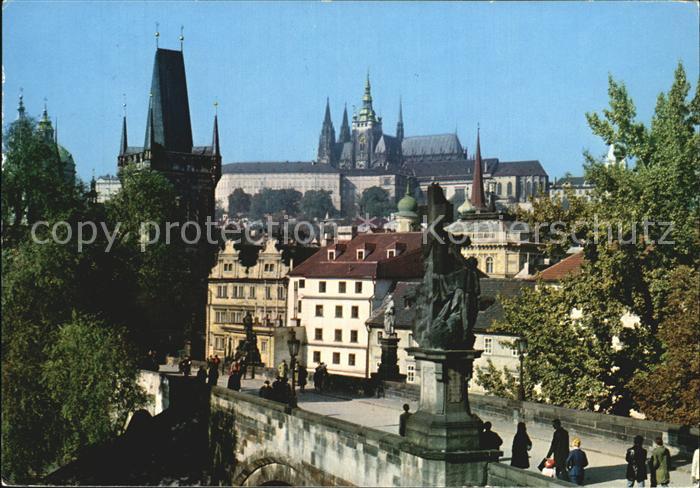 Prag Prahy Prague Karlsbruecke mit grossem und kleinem Brueckenturm
