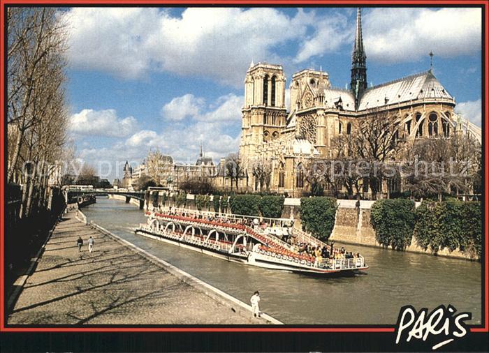 Paris Notre Dame et bateau mouche sur la Seine