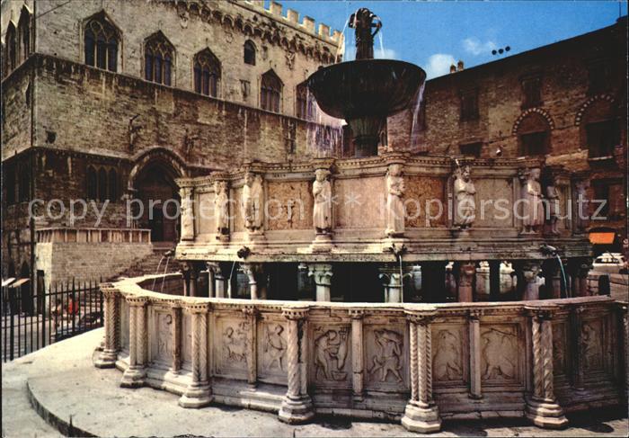 Perugia Fontana Maggiore e particolare del Palazzo Comunale