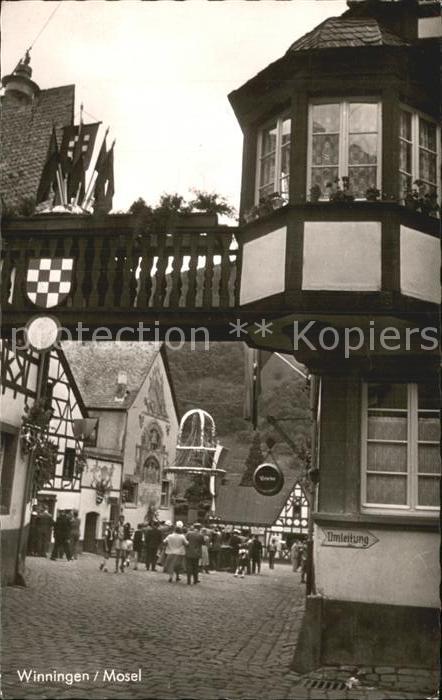 Winningen Mosel Eingang zum Weinhof mit Weinhexenbrunnen