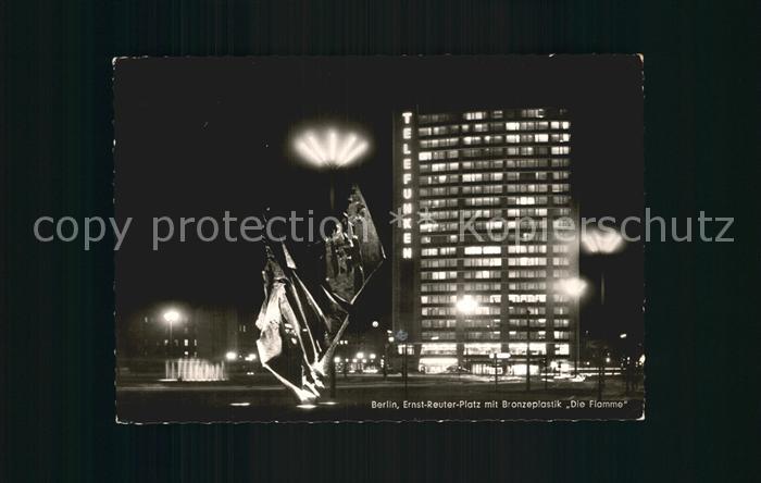 BERLIN  CITY Ernst Reuter Platz mit Bronzeplastik die Flamme bei Nacht