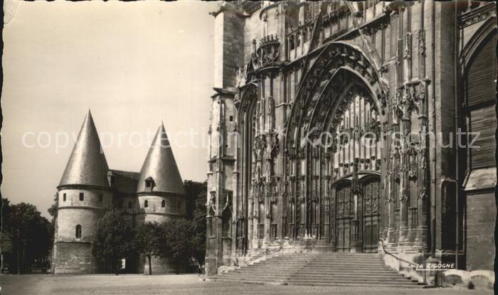 Beauvais 60 Portail de la Cathedrale et le Palais d