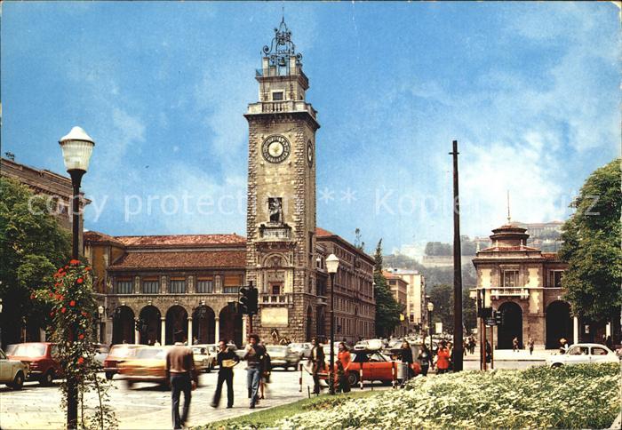 Bergamo Piazza Vittorio Veneto Al centro la torre al Caduti. I porti dell archit