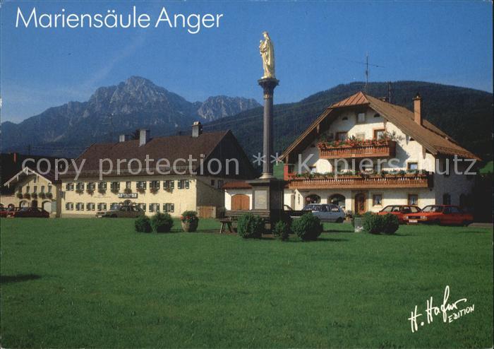 Anger Chiemgau Dorfplatz Mariensaeule Gasthaeuser mit Hoch und Mittelstaufen
