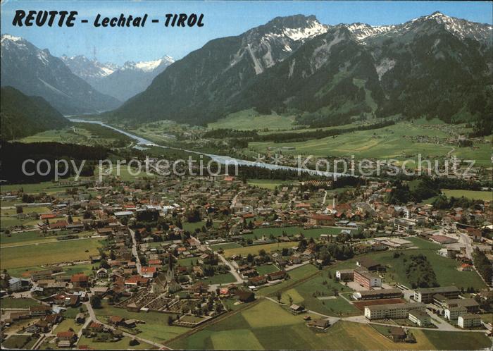 Breitenwang Tirol mit Lechtaler Alpen Bergbahn zum Hahnenkamm Fliegeraufnahme