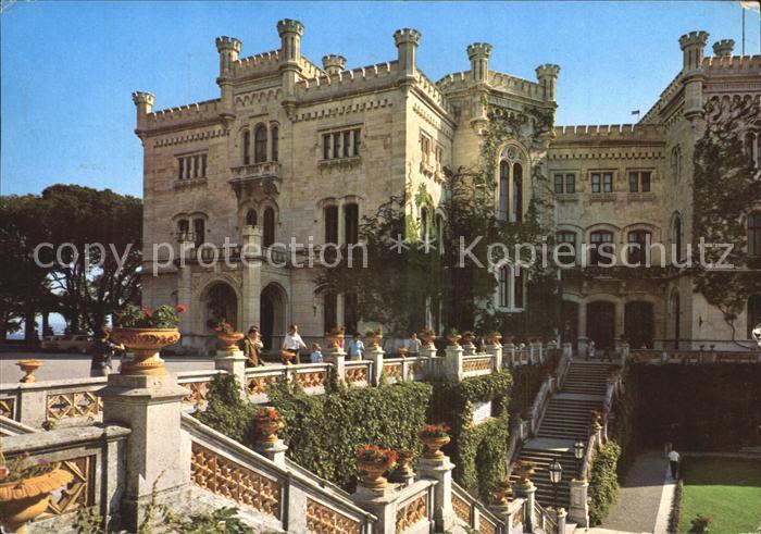 Trieste Die Burg mit der Anlegertreppe im Park Miramare