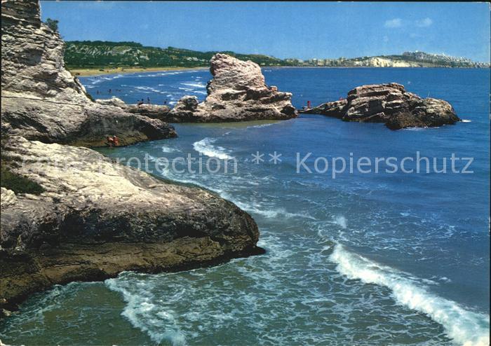 Vieste Foggia Klippenreihe unter der Bruecke