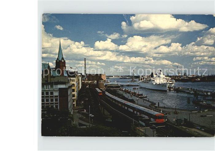 HAMBURG CITY Passagierschiff an der ueberseebruecke