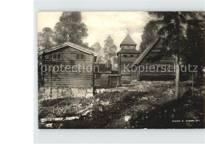 Norwegen Norge Holzhaeuser im Wald