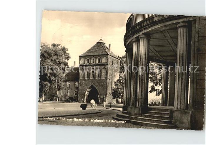 Stralsund Mecklenburg Vorpommern Blick vom Theater der Werftstadt auf Kniepertor