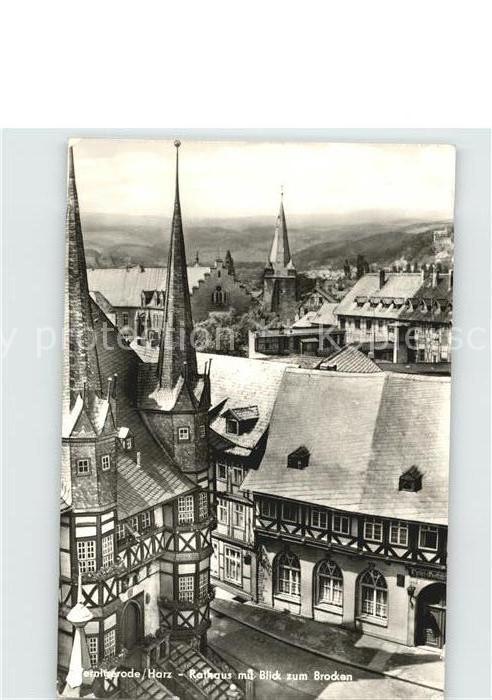 Wernigerode Harz Altstadt Fachwerkhaeuser Rathaus mit Blick zum Brocken