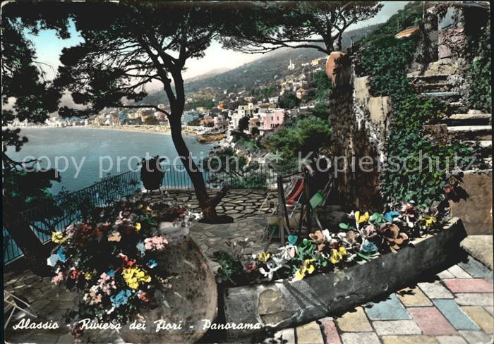 ALAssIO Savona Liguria IT Blumen an der Treppe
