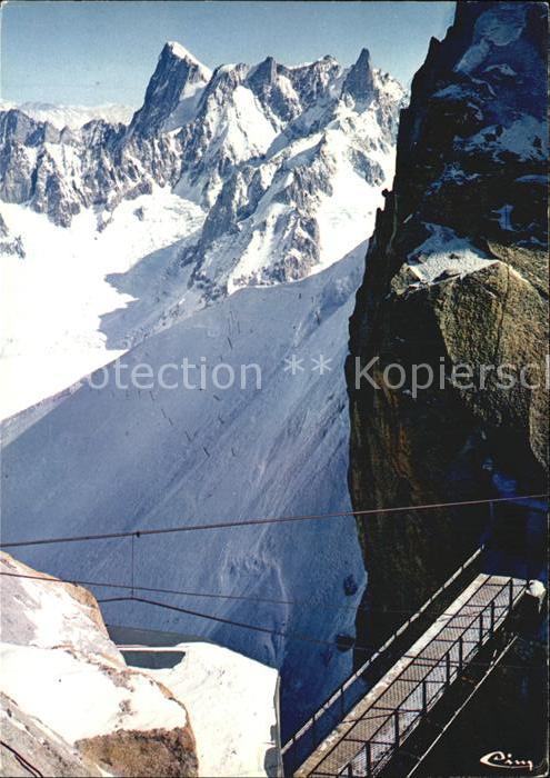 Chamonix La passerelle reliant les 2 pitons de L Aiguille du Midi