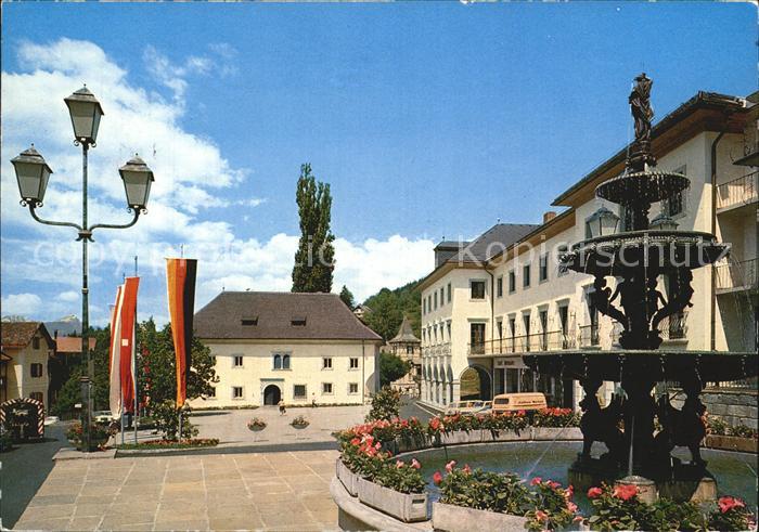 Millstatt Millstaettersee Stadtplatz mit Brunnen