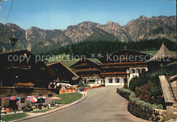 Alpbach Dorfplatz mit alten Tiroler Haeusern