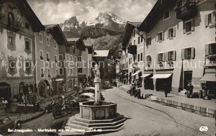BERCHTESGADEN Bayern Marktplatz Brunnen mit Watzmann Berchtesgadener Alpen