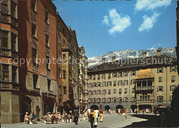 Innsbruck Fussgaengerzone in der Altstadt Herzog Friedrich Strasse Helblinghaus