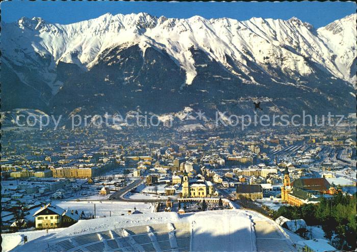 Innsbruck Bergisel Sprungschanze gegen Nordkette Stadt der Winterolympiaden