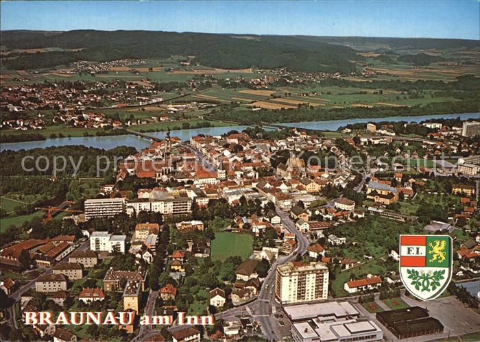 Braunau Inn Blick ueber die Grenzstadt Pfarrkiche 15. Jhdt. Fliegeraufnahme