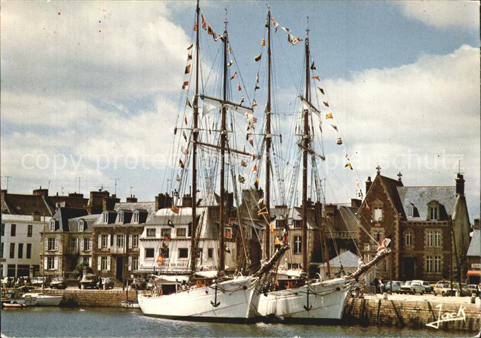 Paimpol Navires Ecole Segelschiff Schulschiffe Etoile und Belle Poule im Hafenbe